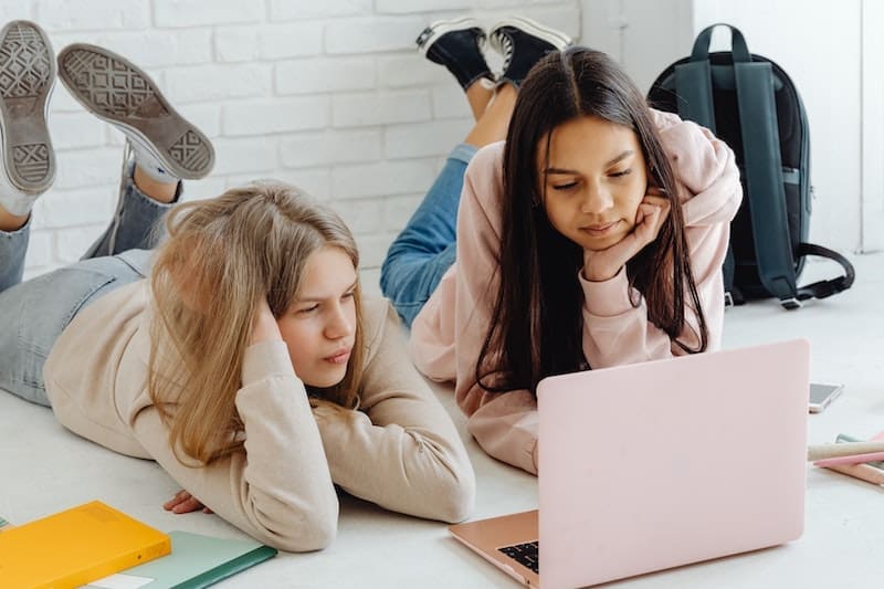teen girls computer social media