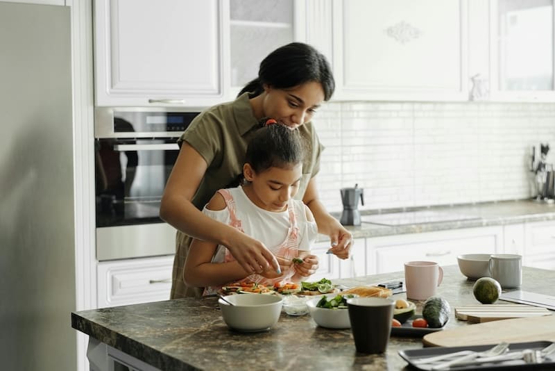 Mothers' Dieting Habits on Daughters